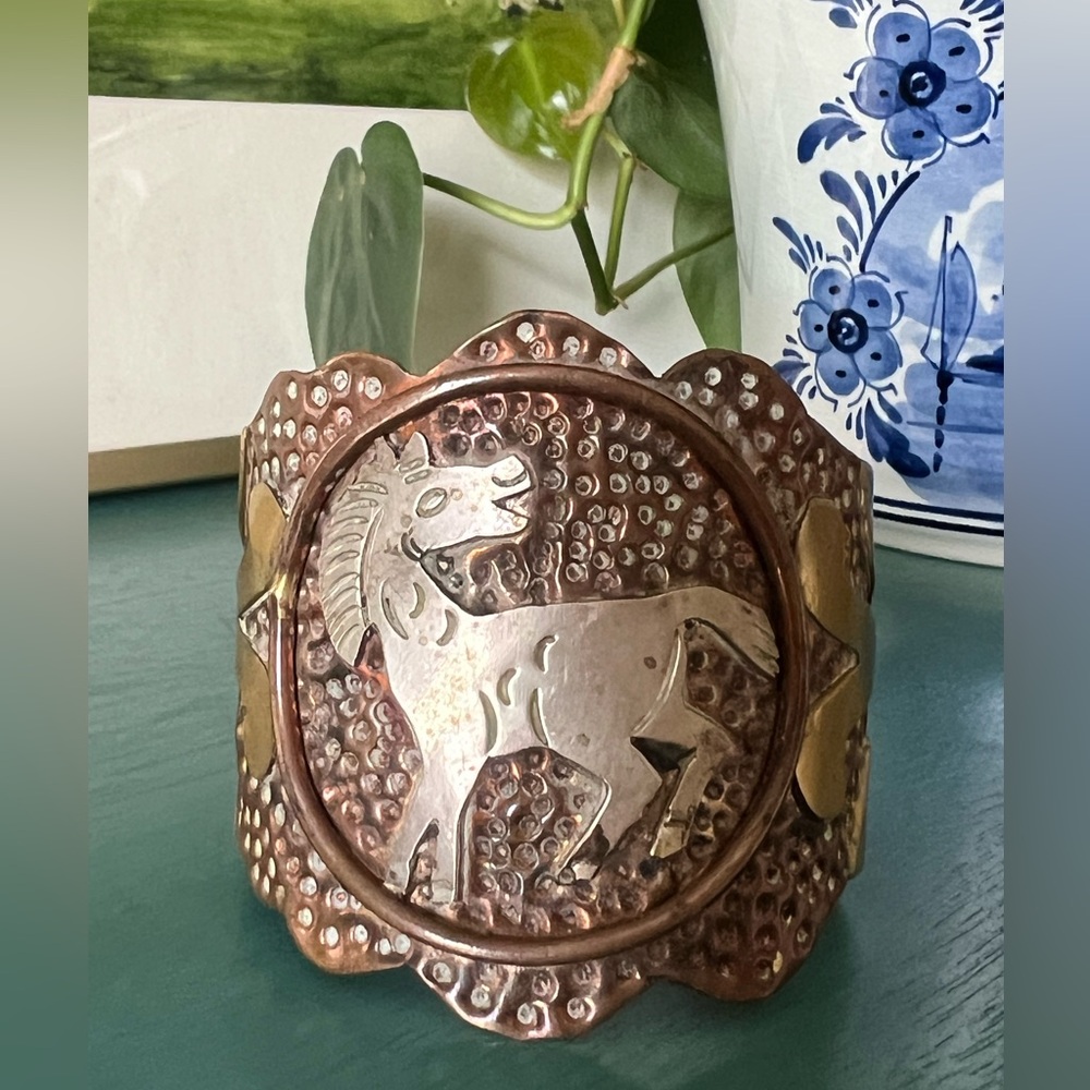 Exquisite Vintage Brass Wrist Cuff 🧲 Breathtakingly Beautiful Craftsmanship